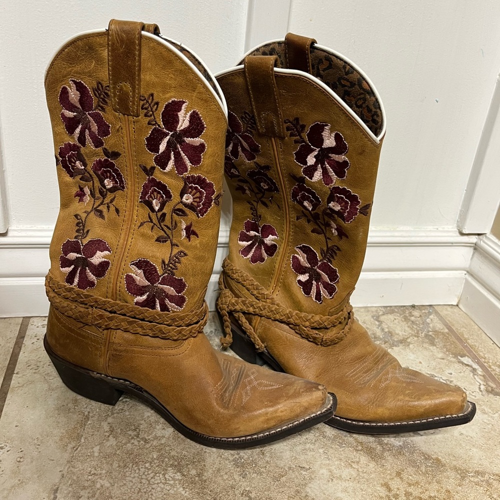 Cedar rose leather cow boy boots with burgundy floral stitching size 7.5